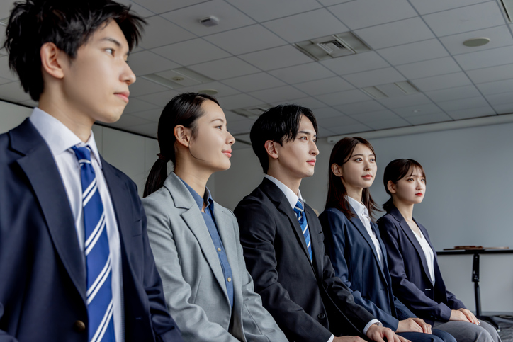 真剣な新入社員　研修　アンサータッチ